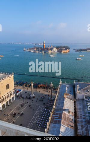 Ville de Venise en Italie, vue au-dessus de la Piazza San Marco, de la lagune vénitienne et de l'île San Giorgio Maggiore depuis le Campanile Saint-Marc. Banque D'Images