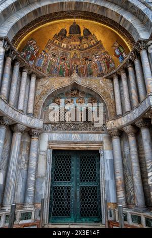 Prog Basilique de Marc (Basilica di San Marco) à Venise, Italie. Portail avec porte et mosaïque byzantine sur lunette de la façade occidentale. Banque D'Images