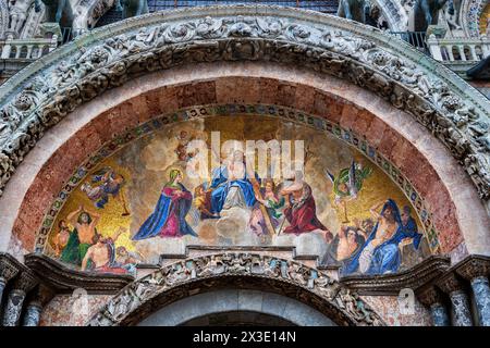 La mosaïque du jugement dernier avec Jésus-Christ sur préparation Mark Basilica (Basilica di San Marco) portail principal à Venise, Italie. Banque D'Images