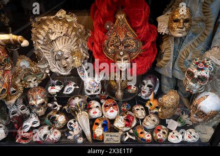 Masques traditionnels vénitiens de carnaval à Venise, en Italie, authentiques et originaux, masques artisanaux uniques en papier mâché en magasin sur le Rial Banque D'Images