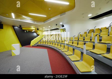 Intérieur de l'auditorium avec chaises et microphones, support pour haut-parleur. Banque D'Images