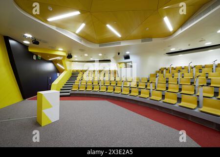 Intérieur de la salle de conférence avec chaises et microphones, stand pour haut-parleur. Banque D'Images