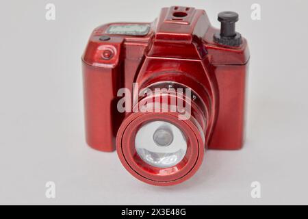 Lampe de poche faite en forme de caméra sur fond blanc. Banque D'Images