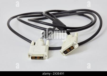 Câble DVI sur fond blanc. Banque D'Images