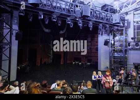 MOSCOU, RUSSIE - 1er février 2018 : les gens dans l'auditorium du théâtre romain Viktyouk au Rusakov Workers Club sur la rue Stromynka avant la représentation. Banque D'Images