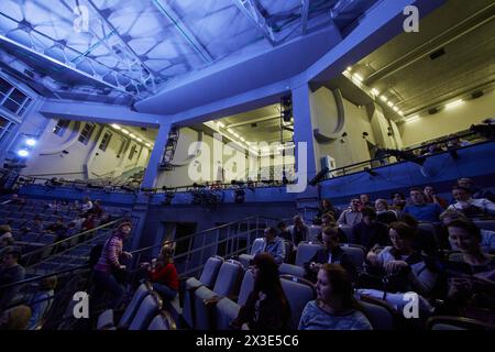 MOSCOU, RUSSIE - 1er février 2018 : les gens dans l'auditorium du Rusakov Workers Club sur la rue Stromynka, théâtre romain Viktyouk, attendent maintenant la représentation. Banque D'Images