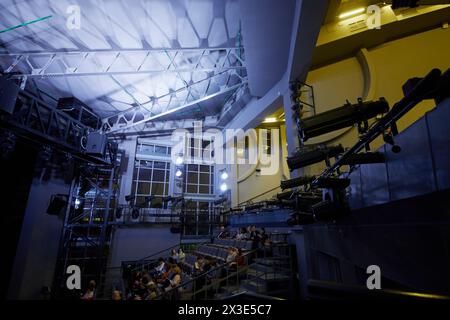 MOSCOU, RUSSIE - 1er février 2018 : les gens dans l'auditorium du Rusakov Workers Club sur la rue Stromynka à Sokolniki, aujourd'hui théâtre romain Viktyuk, attendent le perfo Banque D'Images