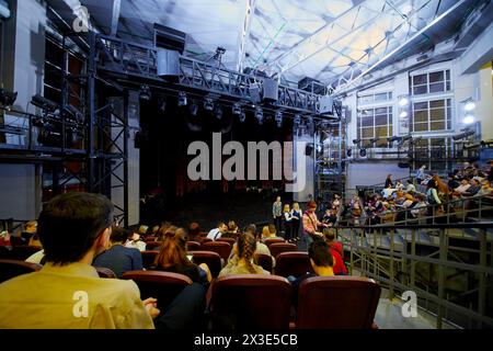 MOSCOU, RUSSIE - 1er février 2018 : les gens prennent place dans l'auditorium du théâtre romain Viktyouk au Rusakov Workers Club, rue Stromynka. Banque D'Images