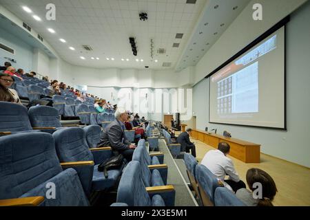MOSCOU, RUSSIE - février 2, 2018 : les gens écoutent le chef du département de roentgénologie du Centre Pirogov O.Bronov pendant le traitement chirurgical de l'épilepsie co Banque D'Images