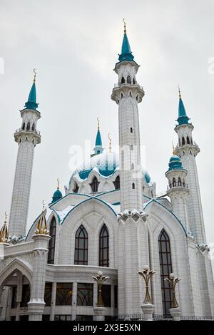 Dôme et minarets de la mosquée Kul Sharif à Kazan le jour nuageux d'hiver. Banque D'Images