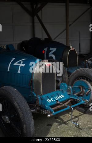 Bugatti type 35s de Duncan Pittaway & Richard Wiseman, participants au Trophée Grover Williams, 81e réunion des membres, Goodwood Motor Racing circuit, Royaume-Uni Banque D'Images