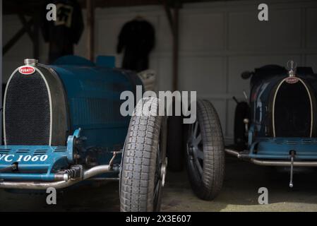 Bugatti type 35s de Duncan Pittaway & Richard Wiseman, participants au Trophée Grover Williams, 81e réunion des membres, Goodwood Motor Racing circuit, Royaume-Uni Banque D'Images