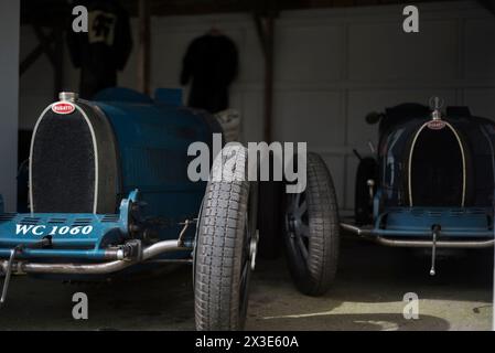 Bugatti type 35s de Duncan Pittaway & Richard Wiseman, participants au Trophée Grover Williams, 81e réunion des membres, Goodwood Motor Racing circuit, Royaume-Uni Banque D'Images