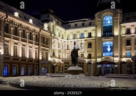 KAZAN, RUSSIE - DEC 08, 2017 : Monument du chanteur d'opéra russe Feodor Shalyapin devant l'entrée principale de l'hôtel Shalyapin Palace. Le bâtiment était rebu Banque D'Images