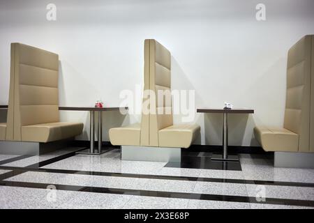 KAZAN, RUSSIE - 10 décembre 2017 : intérieur d'un café moderne avec des tables pour deux dans le salon d'affaires de l'aéroport international de Kazan. Banque D'Images