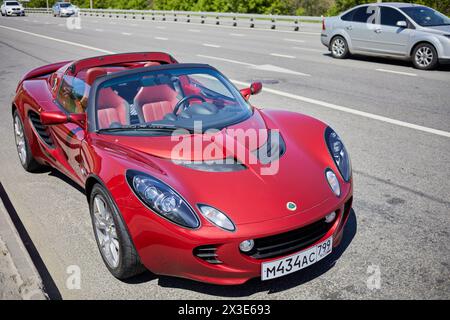 MOSCOU, RUSSIE - 27 MAI 2018 : Red Lotus car se trouve sur l'autoroute à plusieurs voies. Banque D'Images