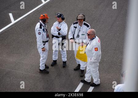 Un groupe de maréchaux debout au bout de la voie des stands lors de la 81e réunion des membres, Goodwood Motor Racing circuit, Chichester, Royaume-Uni Banque D'Images