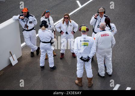 Un groupe de maréchaux debout au bout de la voie des stands lors de la 81e réunion des membres, Goodwood Motor Racing circuit, Chichester, Royaume-Uni Banque D'Images