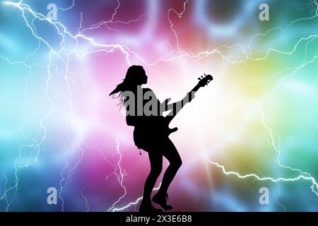 silhouette de musicien de femme, jouant une guitare sur un fond énergu coloré Banque D'Images