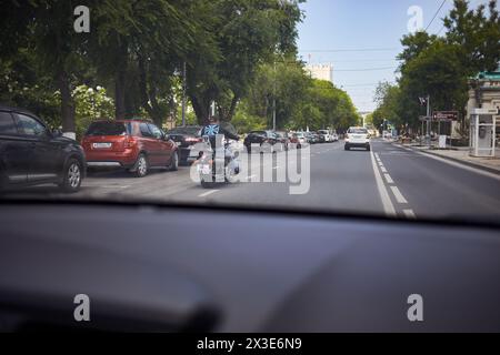 SÉBASTOPOL, CRIMÉE - 10 juin 2018 : trafic de transport à la rue Lénine. La rue Lénine est la plus ancienne rue de Sébastopol. Banque D'Images