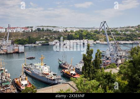 SÉBASTOPOL, CRIMÉE - 10 juin 2018 : navires et grues dans la baie sud de Sébastopol. Banque D'Images