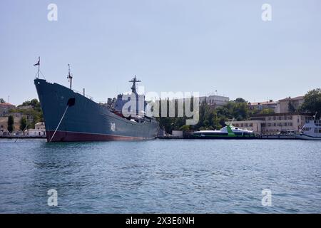 SÉBASTOPOL, CRIMÉE - 10 juin 2018 : grand navire de débarquement Orsk 148 à l'embarcadère de South Bay. Banque D'Images