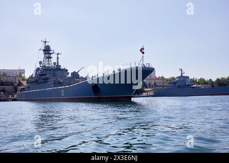 SÉBASTOPOL, CRIMÉE - 10 juin 2018 : grand navire de débarquement Azov 151 à l'embarcadère dans la baie du Sud. Banque D'Images
