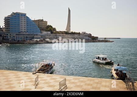 SÉBASTOPOL, CRIMÉE - 10 juin 2018 : baie d'artillerie de la mer Noire, cap Crystal, obélisque de Hero-City, appartements et plage. Banque D'Images