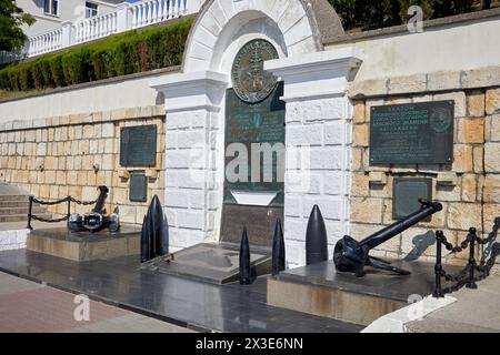 SÉBASTOPOL, CRIMÉE - 10 juin 2018 : signe commémoratif aux marins de l'escadron de la flotte de la mer Noire. Il est situé sur le mur de soutènement de l'emb Banque D'Images