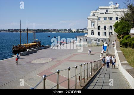 SÉBASTOPOL, CRIMÉE - 10 juin 2018 : les gens sur le boulevard Primorsky près de l'Institut de biologie marine. Banque D'Images