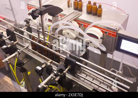 Dispositif d'embouteillage avec flacons pour liquide pour cigarettes électroniques Banque D'Images