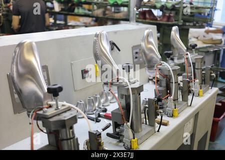 La machine pour les chaussures produisent dans l'atelier de l'usine de chaussures, les gens hors de portée Banque D'Images