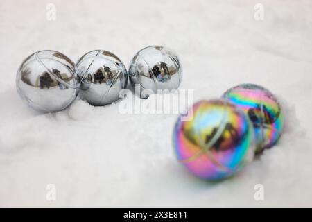 Cinq balles pour le jeu de pétanque sont sur la neige blanche en plein air le jour d'hiver Banque D'Images