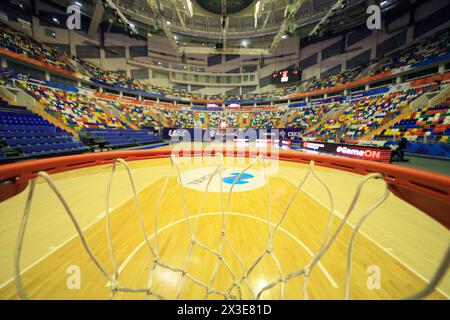 MOSCOU - 7 avril 2017 : à l'intérieur de l'anneau de basket-ball dans le stade Megasport, la construction du stade a été achevée en 2006, le nombre de sièges est de 14 mille Banque D'Images