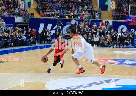 MOSCOU - 7 avril 2017 : deux joueurs courent au match de basket Euroleague CSKA Moscou (Russie) - Olympiakos (Grèce) dans le stade Megasport Banque D'Images