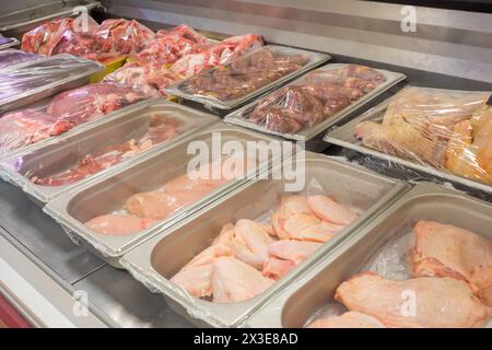 Différentes catégories de viande dans la boutique, traduction du texte - cuisses de canard, coeurs de poulet, filet de poulet, ailes de poulet Banque D'Images