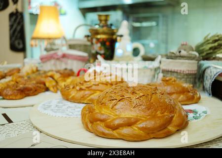 Pains sur la table dans un café traditionnel russe avec samovar hors de propos Banque D'Images
