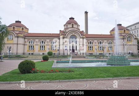 Bulgarie, Sofia ; les gens à l'ancien bâtiment des thermes, aujourd'hui un musée Banque D'Images
