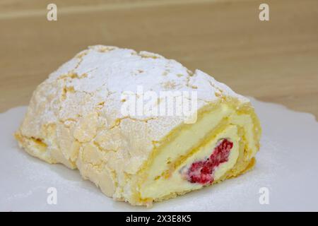 Roulette sucrée dans du sucre en poudre et avec remplissage de framboise, gros plan Banque D'Images