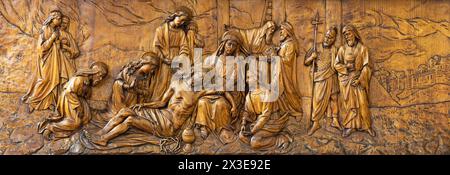 MILAN, ITALIE - 5 MARS 2024 : le dépôt en relief sculpté (Pieta - chemin transversal) dans l'église Chiesa di San Camillo par Annibale Pagnoni (1900). Banque D'Images