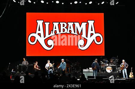 25 avril 2024, Norfolk, Virginie, États-Unis : Grammy, gagnant de l'AMC, l'ALABAMA apporte un peu de pays à la foule au Chartway Arena de l'Université Old Dominion à Norfolk, en Virginie (Crédit image : © Jeff Moore/ZUMA Press Wire) USAGE ÉDITORIAL SEULEMENT! Non destiné à UN USAGE commercial ! Banque D'Images