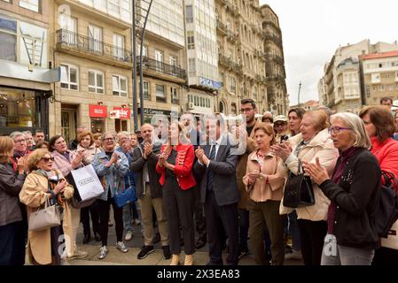 Vigo, 26 avril 2024. La présidente du PSdeG, Carmela Silva, s’est adressée aujourd’hui au PP pour leur demander de « stopper cette dérive antidémocratique » des « canulars, menaces, calomnies, délégitimation des gouvernements de progrès et déshumanisation de l’adversaire politique. Accompagné du maire de Vigo, Abel Caballero, de la députée régionale et conseillère Elena Espinosa, du secrétaire provincial David Regades et de nombreux responsables publics et organiques et sympathisants socialistes. Silva a souligné que les socialistes galiciens se rendront demain à Madrid pour participer au Comité exécutif fédéral. Banque D'Images