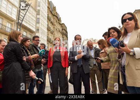 Vigo, 26 avril 2024. La présidente du PSdeG, Carmela Silva, s’est adressée aujourd’hui au PP pour leur demander de « stopper cette dérive antidémocratique » des « canulars, menaces, calomnies, délégitimation des gouvernements de progrès et déshumanisation de l’adversaire politique. Accompagné du maire de Vigo, Abel Caballero, de la députée régionale et conseillère Elena Espinosa, du secrétaire provincial David Regades et de nombreux responsables publics et organiques et sympathisants socialistes. Silva a souligné que les socialistes galiciens se rendront demain à Madrid pour participer au Comité exécutif fédéral. Banque D'Images