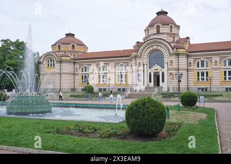 Bulgarie, Sofia ; les gens à l'ancien bâtiment des thermes, aujourd'hui un musée Banque D'Images