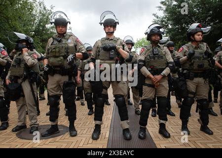 Les troupes du Département de la sécurité publique du Texas s'alignent lors d'une manifestation étudiante de l'Université du Texas en faveur de la Palestine, Austin, Texas, 24 avril 2024 Banque D'Images
