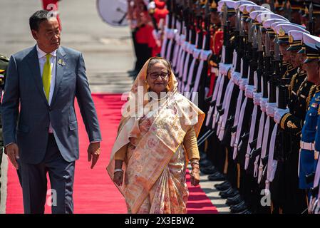 Bangkok, Thaïlande. 26 avril 2024. Le premier ministre du Bangladesh Sheikh Hasina (à droite) et le premier ministre de Thaïlande Srettha Thavisin (à gauche) inspectent la garde d'honneur lors d'une cérémonie de bienvenue à Government House. Le premier ministre du Bangladesh, Sheikh Hasina, effectue une visite officielle de six jours en Thaïlande afin de renforcer les liens entre les deux Nations. Sheikh Hasina est le premier premier ministre du Bangladesh à visiter officiellement la Thaïlande depuis 2002. Crédit : SOPA images Limited/Alamy Live News Banque D'Images