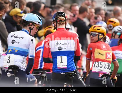 Demi Vollering (#1) avec son coéquipier Mischa Bredewold (#3) avant le départ de l’édition 2024 de l’Amstel Gold Race Banque D'Images