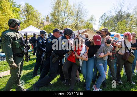 Bloomington, États-Unis. 25 avril 2024. Des dizaines de personnes sont arrêtées par l'équipe anti-émeute de la police d'État de l'Indiana lors d'une manifestation pro-palestinienne sur le campus. Les manifestants avaient installé un camp de tentes à Dunn Meadow à 11 heures du matin et la police leur avait dit de descendre les tentes, sinon ils dégageraient la zone par la force et arrêteraient quiconque ne serait pas parti. Tous les manifestants arrêtés, y compris les professeurs, ont été bannis du campus de l'Université de l'Indiana pendant un an. (Photo de Jeremy Hogan/SOPA images/Sipa USA) crédit : Sipa USA/Alamy Live News Banque D'Images