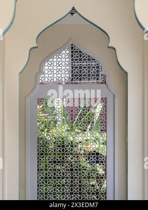 Bangkok, Thaïlande - Apr 15, 2024 - vue de perspective décroissante intérieure avec cloison de séparation à pignon à l'intérieur de la mosquée Bang O menant dans le wa en bois sculpté Banque D'Images