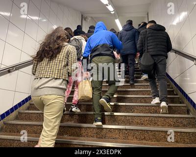 Les navetteurs de la station de métro de Paris montent les escaliers - scène urbaine Banque D'Images